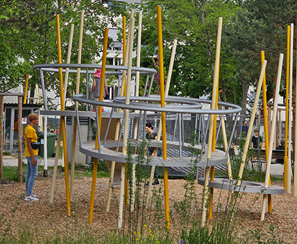 Im neuen Park finden sich zahlreiche Spielangebote für alle Altersklassen.