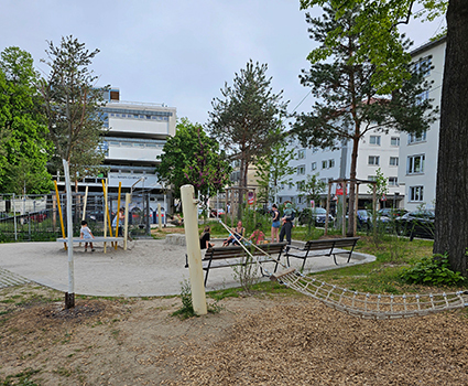 Eine neue Spiel- und Kletteranlage lädt zum Verweilen ein.