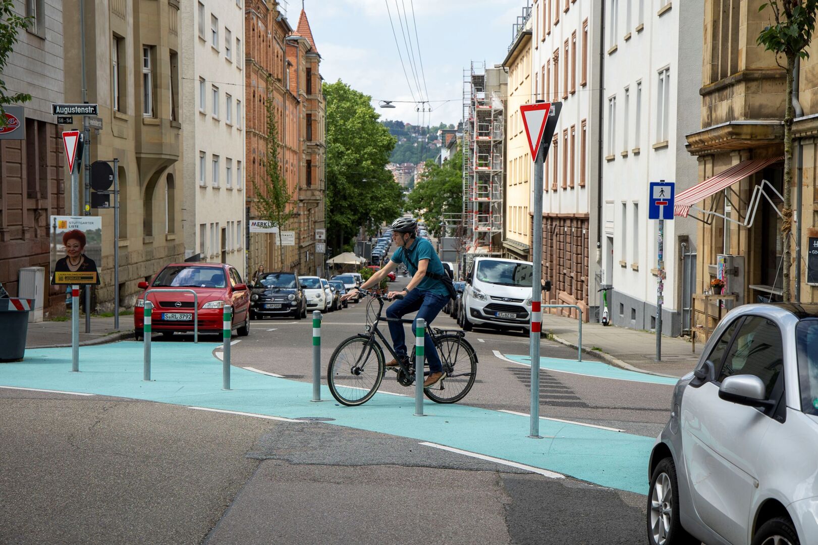 Ein Fahradfahrer fährt durch den Superblock.