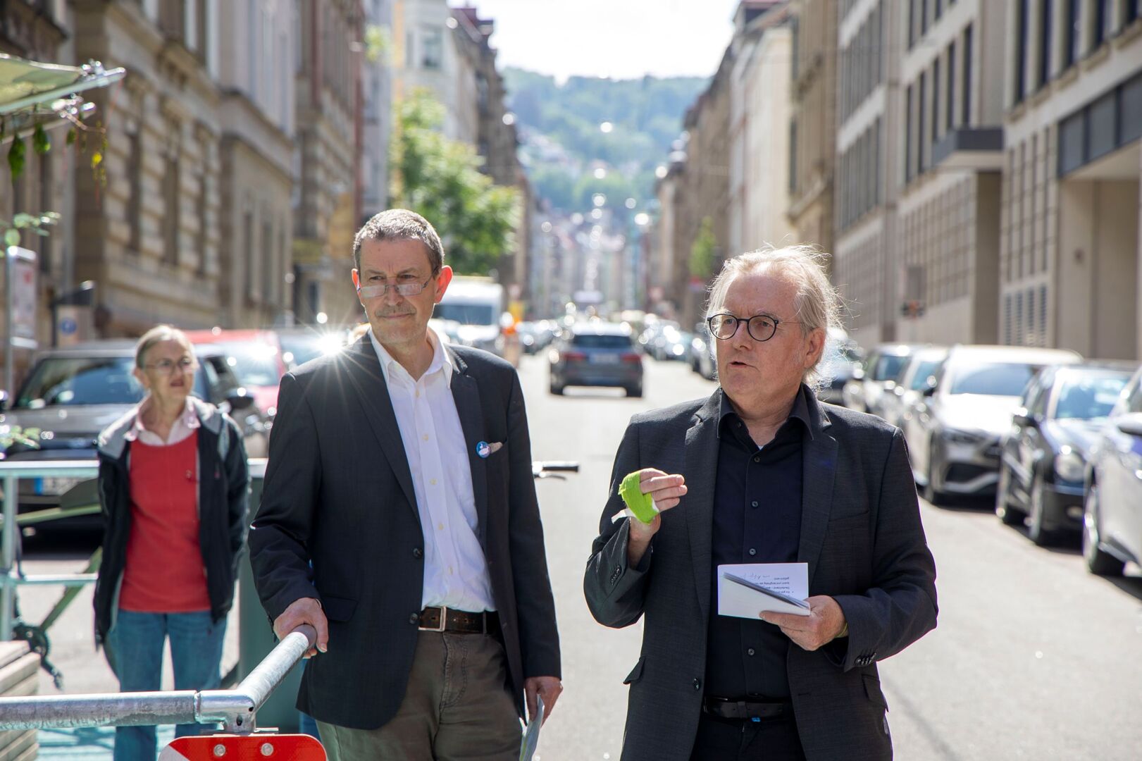 Zwei Männer stehen im Superblock auf der Straße.