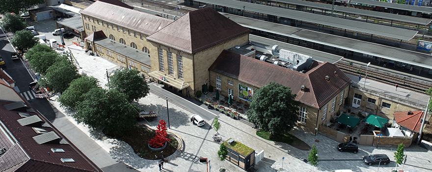 Das Bild zeigt eine Gesamtansicht des neuen Bahnhofsplatzes aus der Luft.