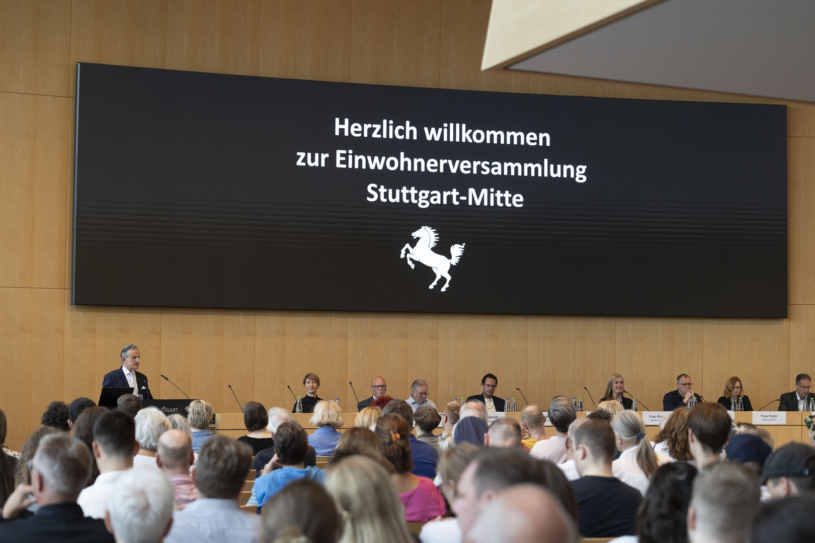 Bei der Einwohnerversammlung Mitte diskutieren etwa 200 Teilnehmende mit der Verwaltungsspitze. Foto: Leif Piechowski/Stadt Stuttgart