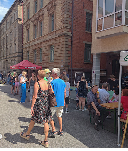 Straßenfest im Superblock mit Besuchern.