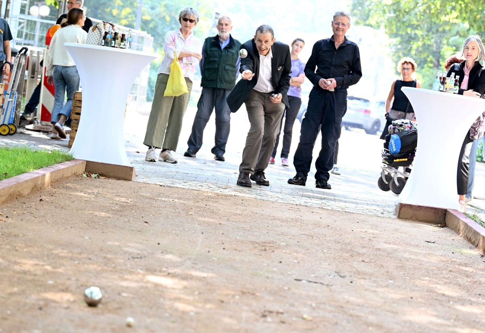 Eine Gruppe Menschen spielt Boule.