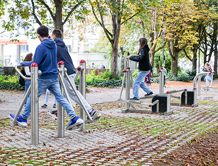 Spielende Kinder auf dem Aktivband mit Fitnessgeräten an der Elisabethenanlage