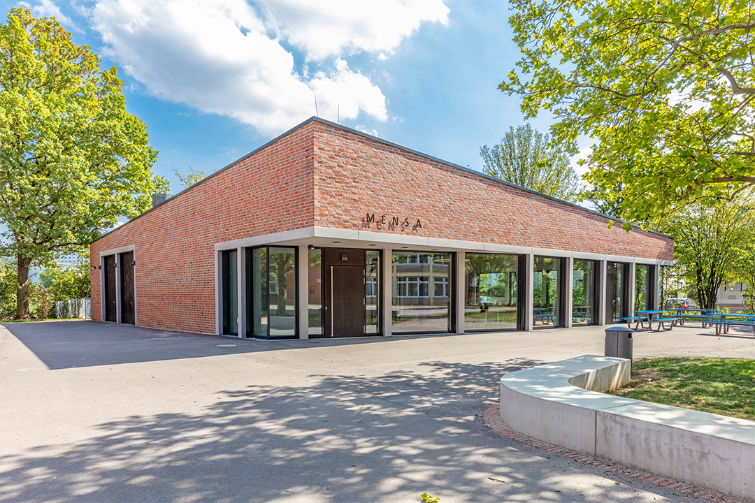 Das Foto zeigt den Eingang der neuen Mensa vom Schulhof aus./Foto: Wolf‐Dieter Gericke, Waiblingen