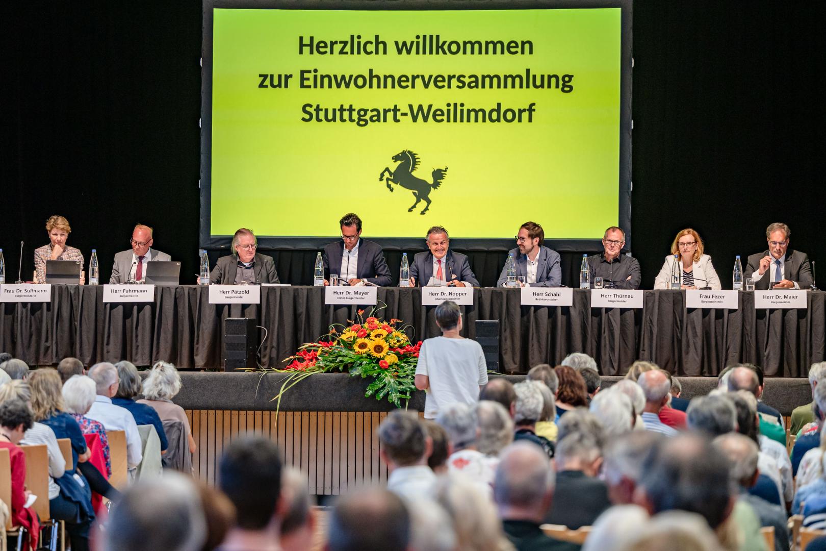 Blick auf das Podium mit allen Bürgermeisterinnen und Bürgermeistern.
