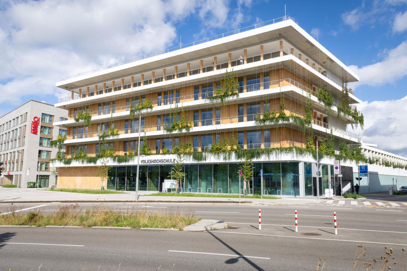 Außenaufnahme des neuen Bildungshaus im Neckarpark.