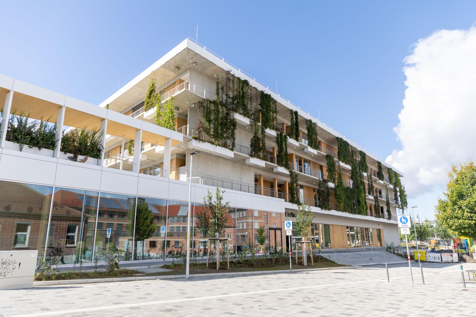 Das Bildungshaus BiNe, Blick vom Marga-von-Etzdorfplatz