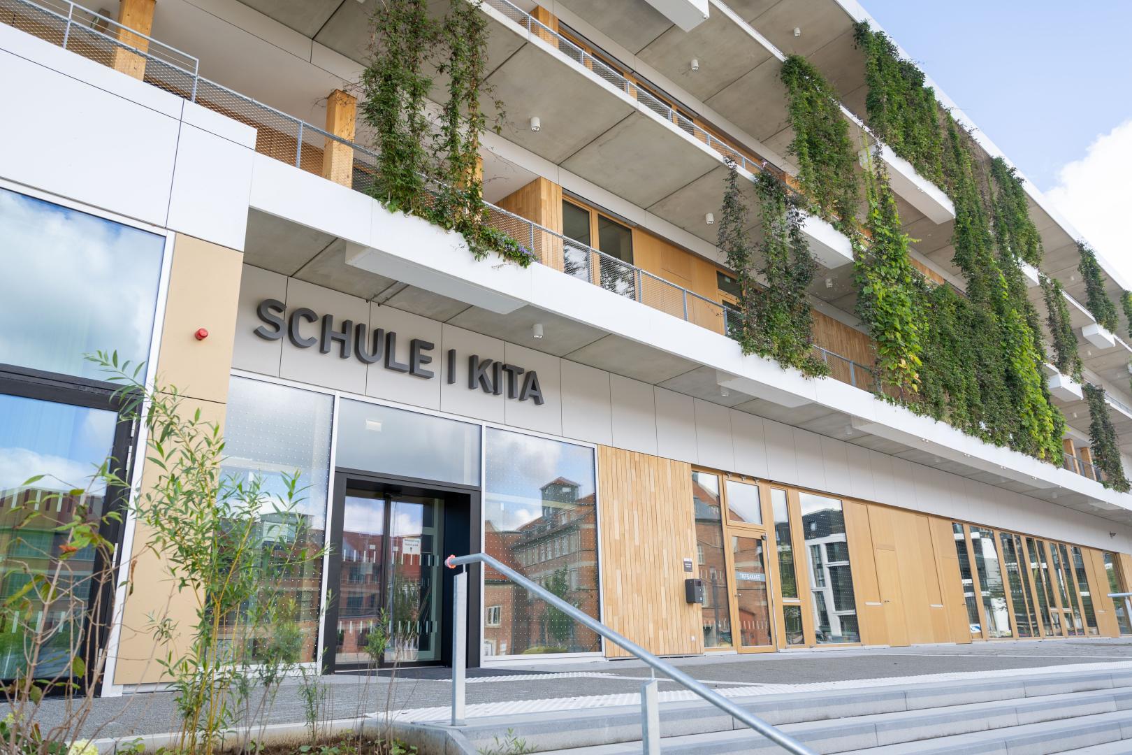 Der Eingang zu Schule und Kita im neuen Bildungshaus.