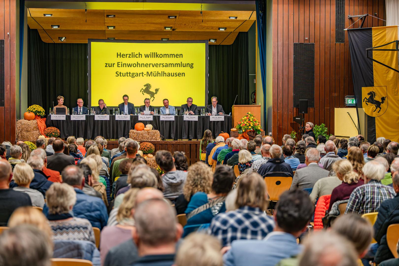Blick auf das Podium mit den Bürgermeisterinnen und Bürgermeistern.